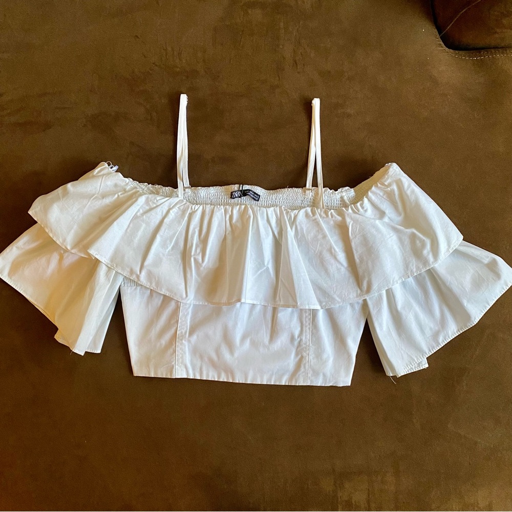 *NEW* White off the shoulder crop blouse 🤍